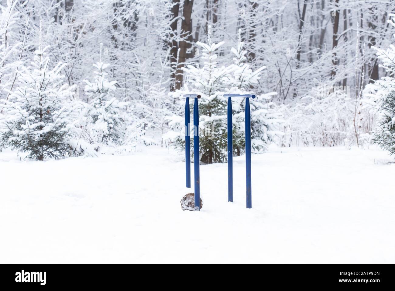 Sportgeräte Simulatoren für den Muskelaufbau im Winterpark auf der Straße. Stockfoto