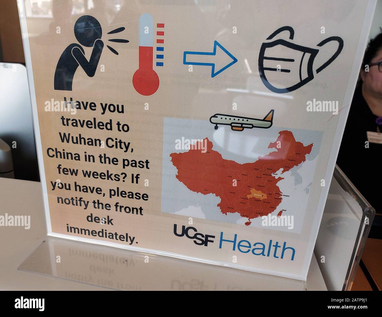 Warnschild mit Textlesung "sind Sie in den letzten Wochen nach Wuhan City, China gereist? Wenn Sie dies haben, informieren Sie bitte umgehend die Rezeption, und beziehen Sie sich dabei auf Quarantäne- und Screening-Verfahren für Patienten mit einer möglichen Exposition gegenüber einem neuartigen Coronavirus, das sich in China ausbreitet, im medizinischen Zentrum der University of California San Francisco (UCSF) in San Francisco, Kalifornien, am 28. Januar 2020. () Stockfoto