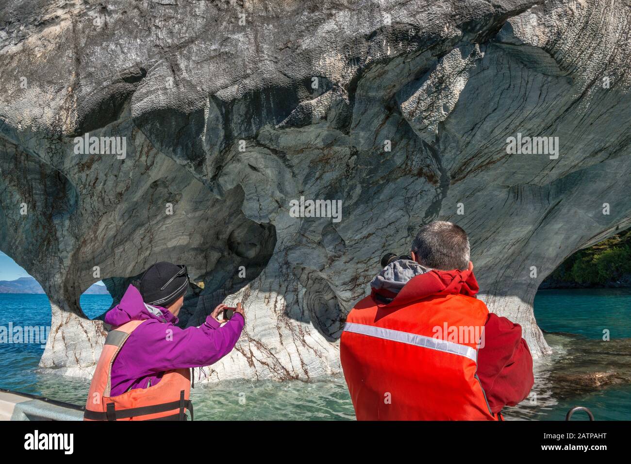 Touristen in Marble Caves, Cuevas de Marmol, Lago General Carrera, Patagonia, Chile Stockfoto