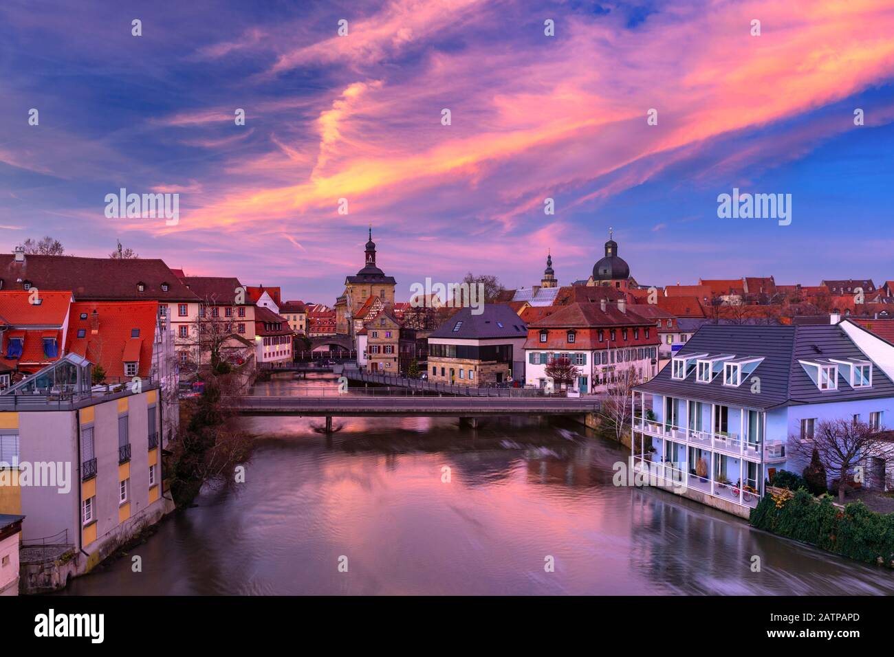 Luftbildblick auf Das Alte Rathaus oder das alte Rathaus mit Brücken über die Regnitz bei Sonnenuntergang in Bamberg, Bayern, Oberfranken, Deutschland Stockfoto