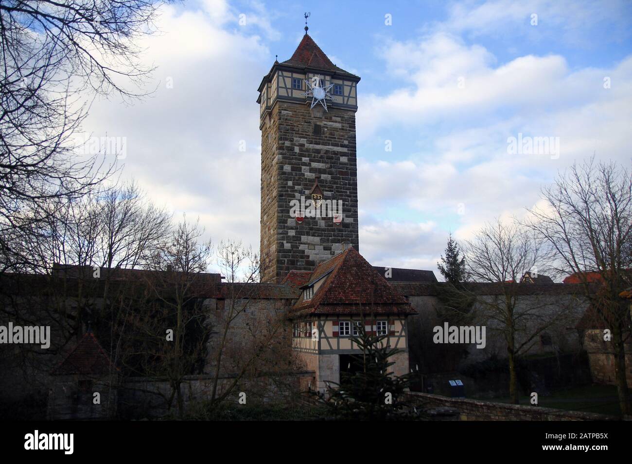 Der Eingangsturm von Rothenburg ob der Tauber während der Winterzeit in Deutschland Stockfoto