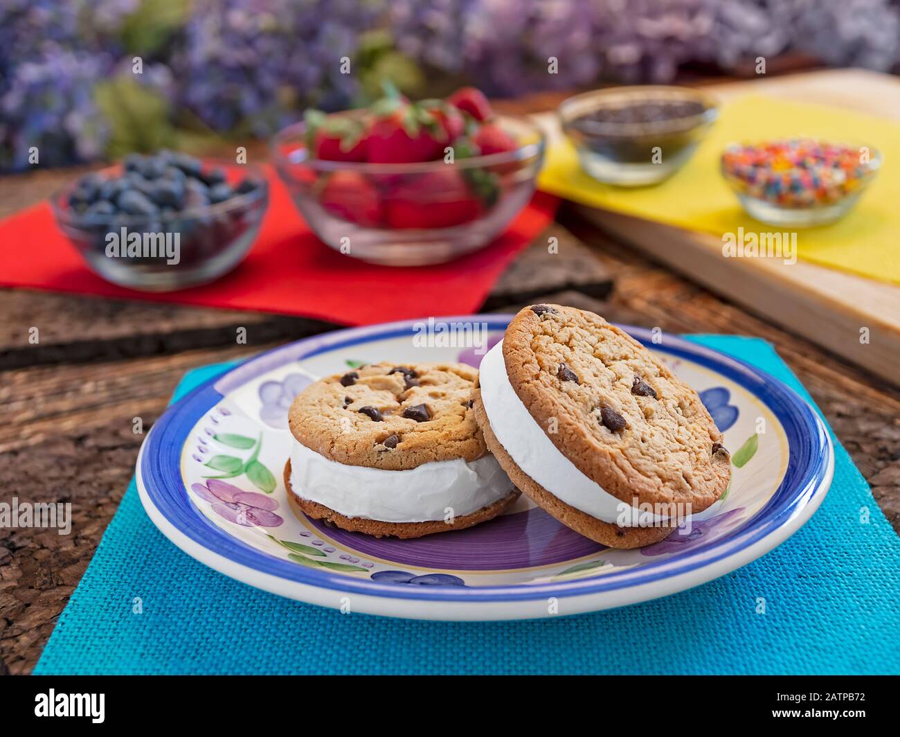 Schokoladenchip Eiscreme Sandwiches auf dem Teller. Stockfoto