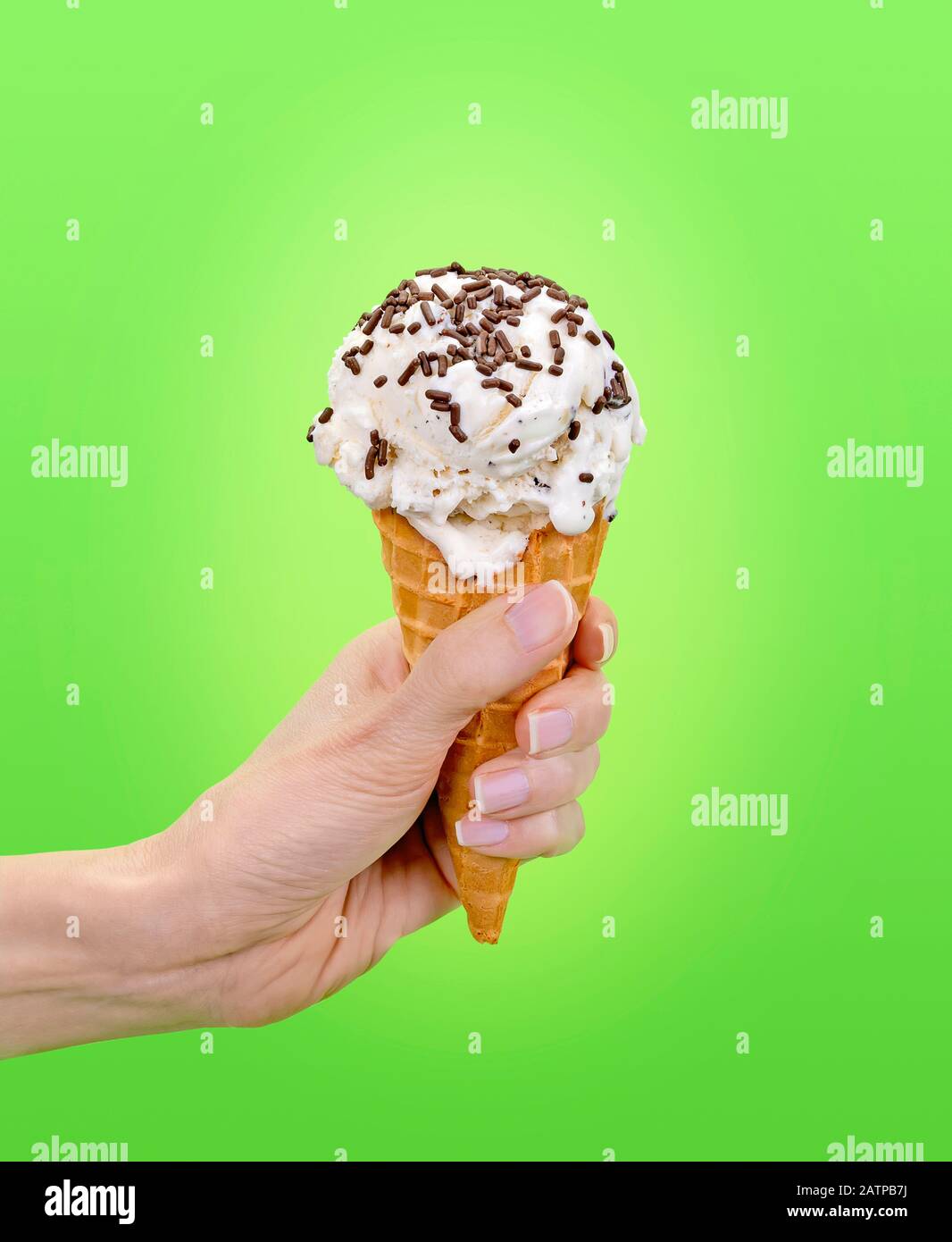 Womans Hand halten Eis Waffelkegel. Stockfoto