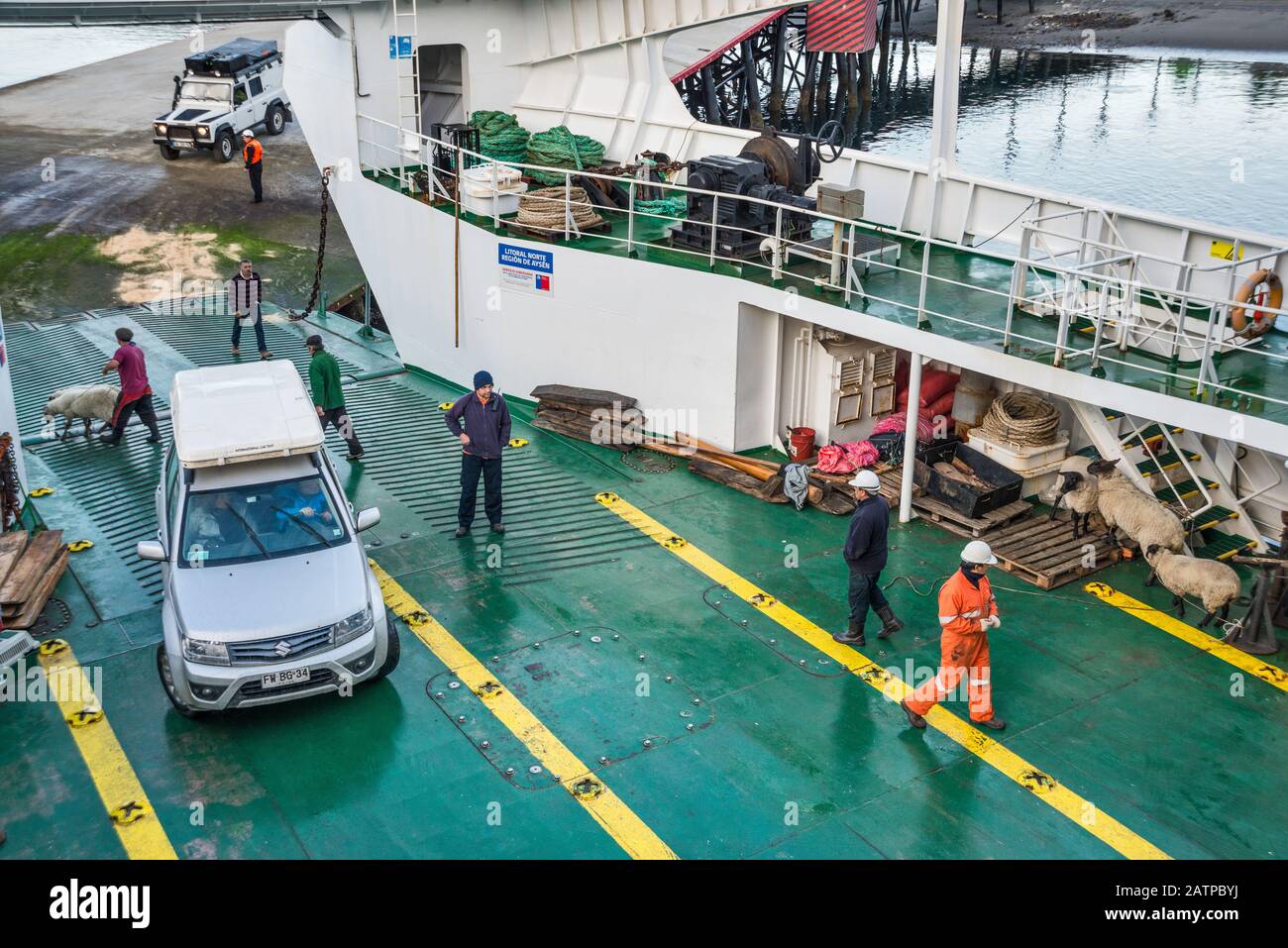 Autos, die in die Quelat-Fähre einfahren, mit Zugbrücke an der Rampe an der Endstation, Puerto Raul Marin Balamaceda, Aysen Region, Patagonien, Chile Stockfoto