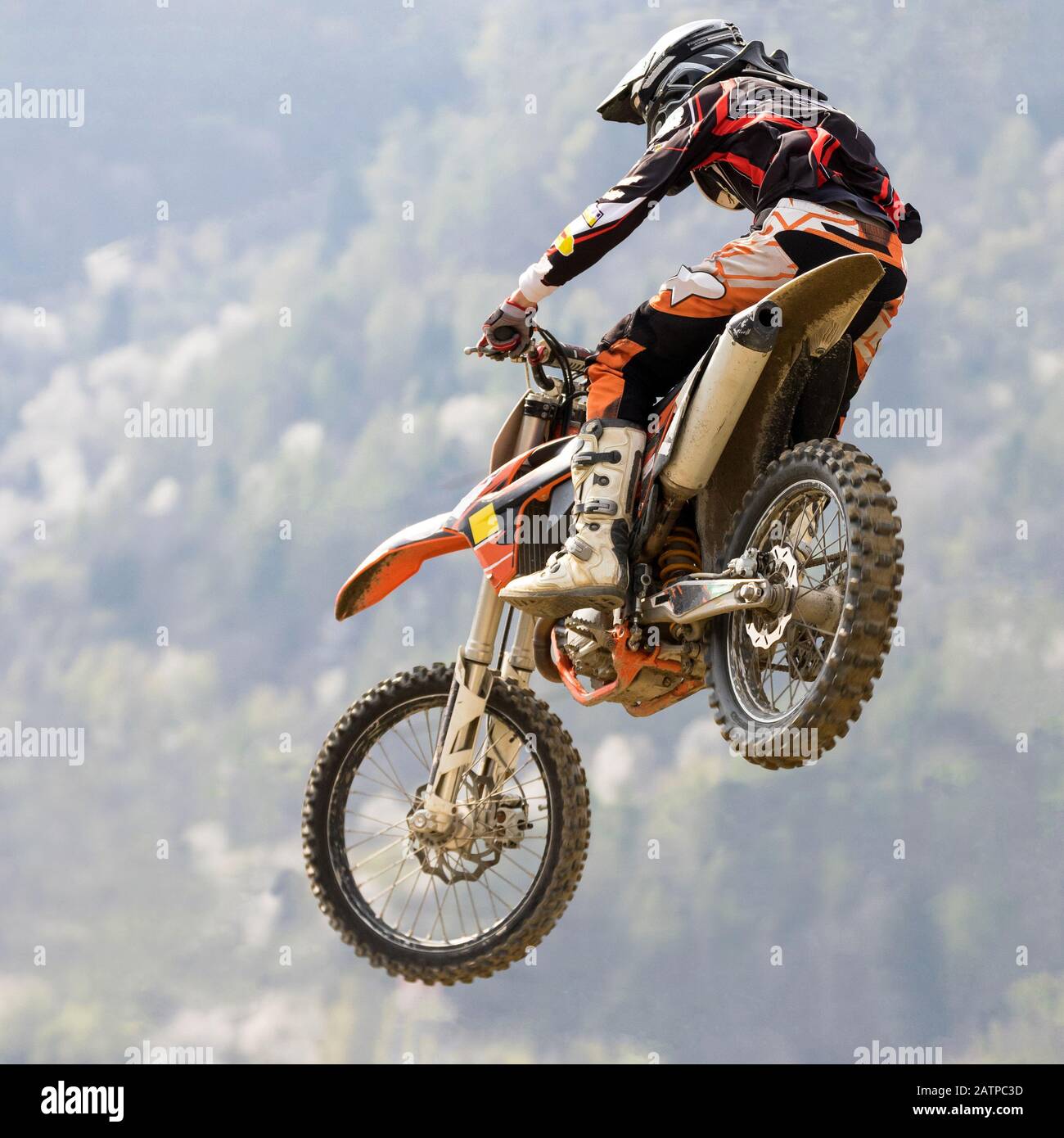 Rennen mit Motocross auf Schmutz Stockfoto