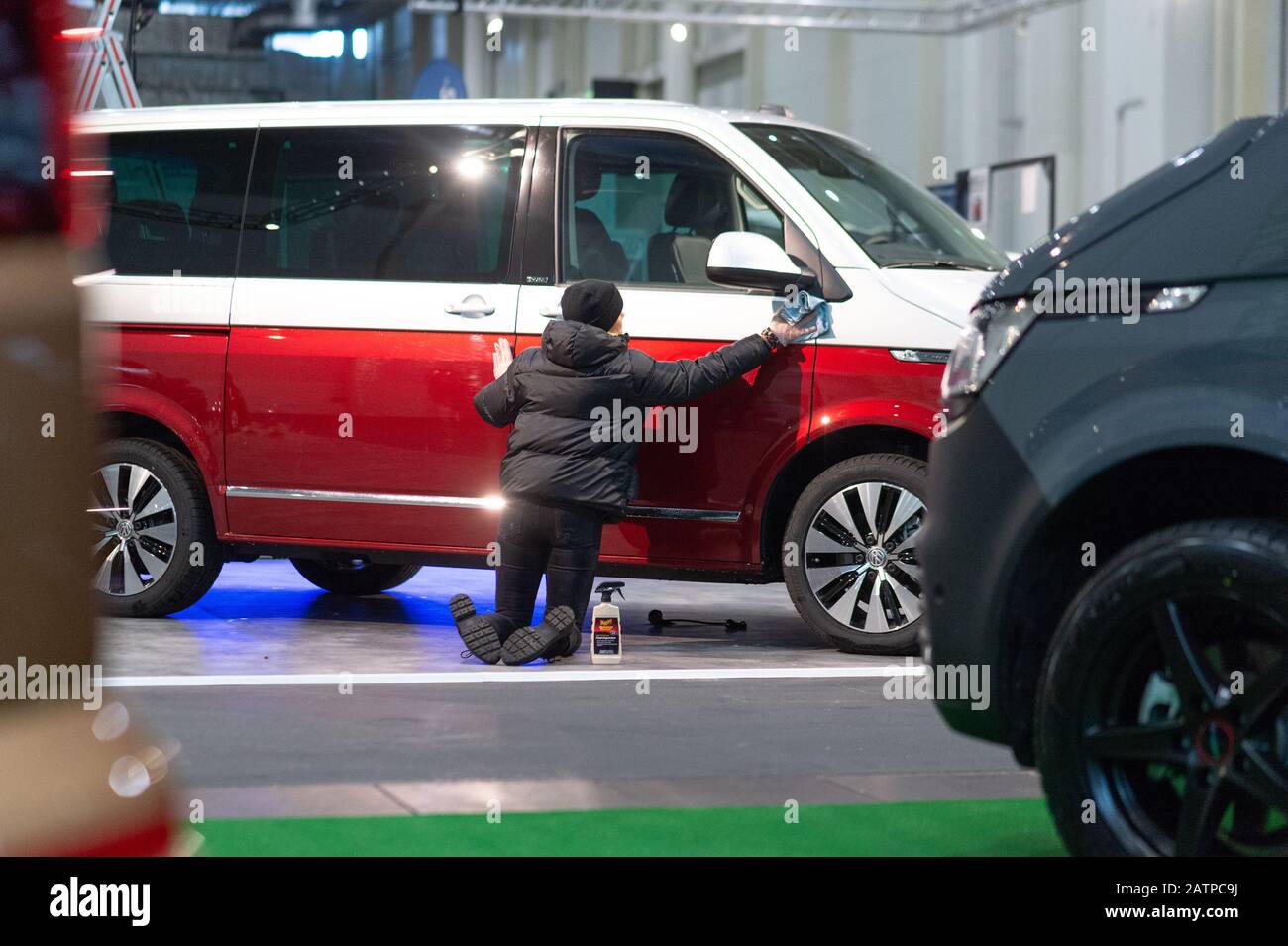 04. Februar 2020, Hamburg: Eine Frau putzt auf der Freizeitweltermesse "oohh!" ein Auto. Die Freizeitwelten verbinden fünf Sondermessen (05. Februar bis 09. Februar 2020) Foto: Jonas-Walzberg / dpa Stockfoto