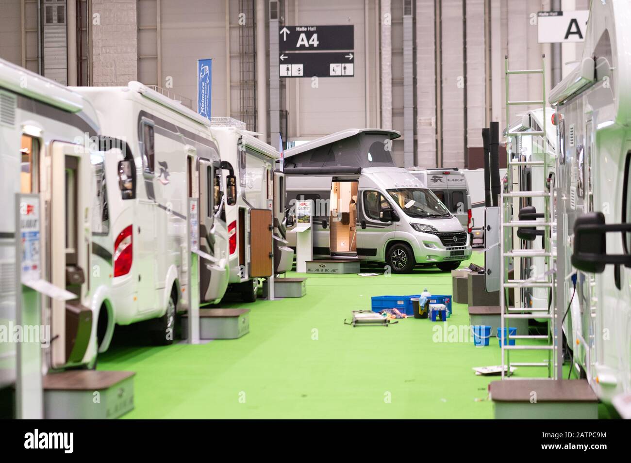 04. Februar 2020, Hamburg: Wohnmobile in der Halle "Caravaning Hamburg" auf der Freizeitweltermesse "oohh!". Die Freizeitwelten verbinden fünf Sondermessen (05. Februar bis 09. Februar 2020) Foto: Jonas-Walzberg / dpa Stockfoto