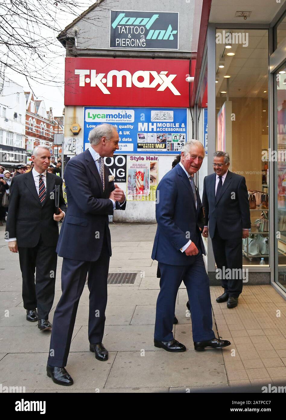 Der Prince of Wales kommt in einem TK Maxx Store in der Tooting High Street, London an, wo er sich mit Mitarbeitern treffen soll, die Prince's Trust Alumni im Laden sind. Stockfoto