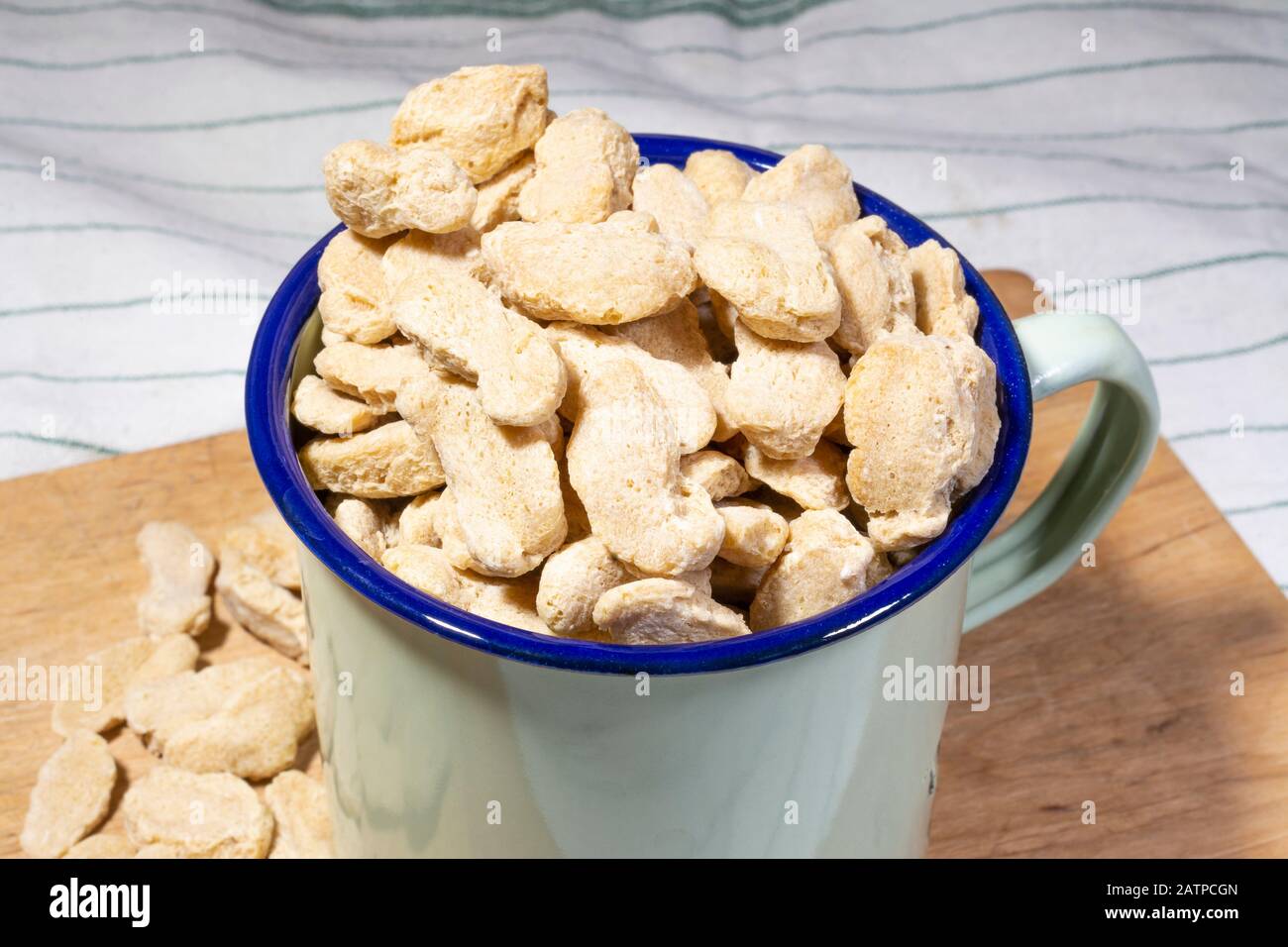 Soja schäft in einem Emaillemüsch Stockfoto