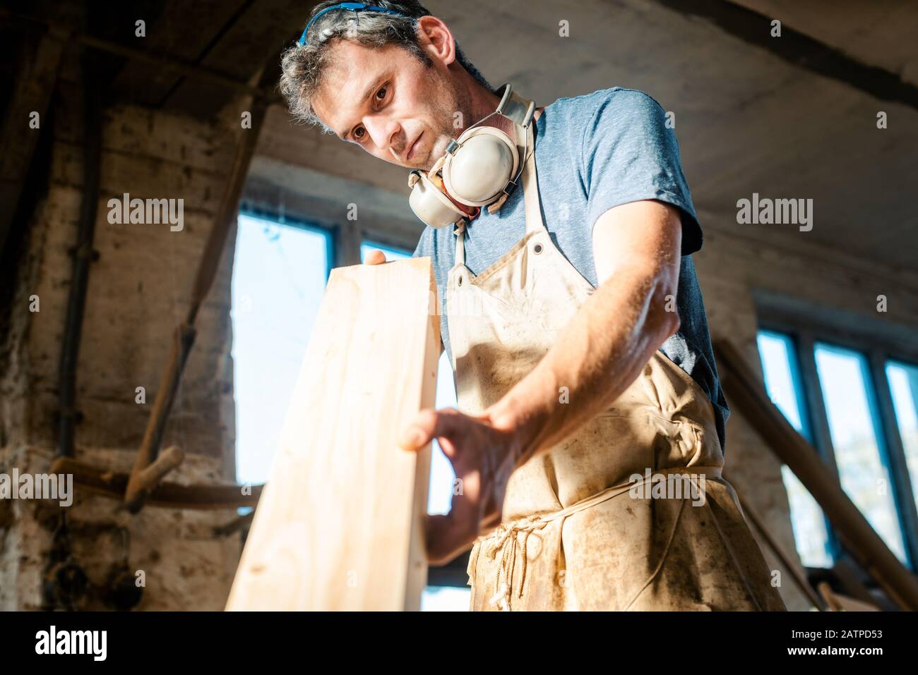 Carpenter in seiner Werkstatt für das nächste Projekt Holz wählen Stockfoto