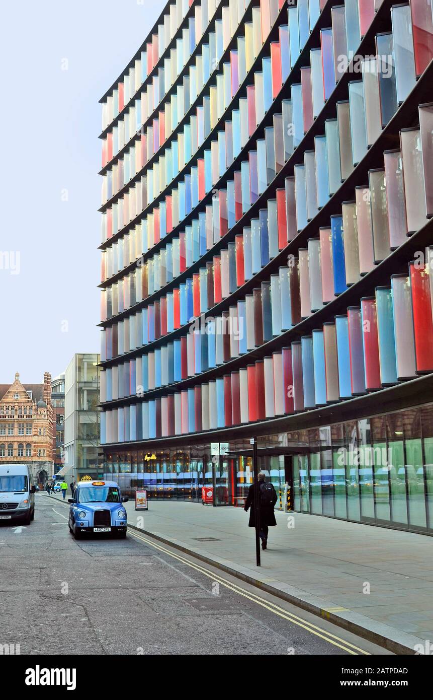 London, Großbritannien - 19. Januar 2016: Gebäude mit bunter Fassade in der Stadt London Stockfoto