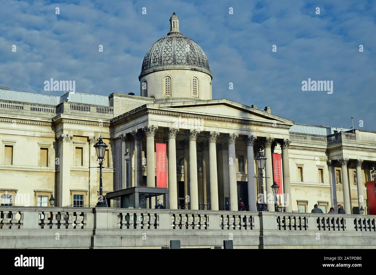 London, Großbritannien - 19. Januar 2016: Nicht identifizierte Personen vor der National Gallery am Trafalgar Square Stockfoto