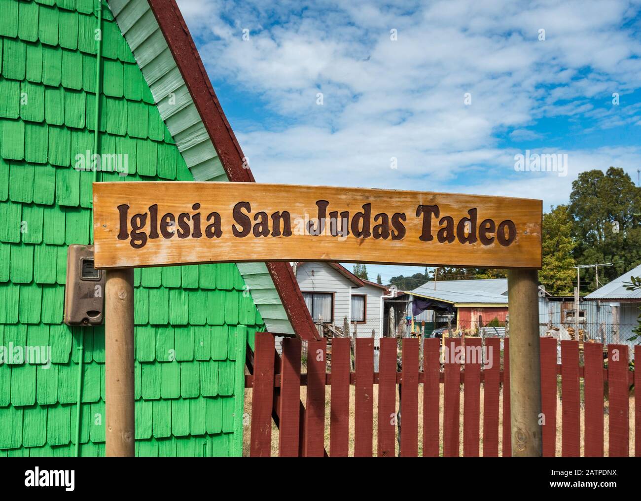 Schild in Iglesia Santo Judas Tadeo, Holzkirche in der Stadt Curaco de Velez auf der Isla Quinchao, Chiloe-Archipel, Region Los Lagos, Patagonien, Chile Stockfoto