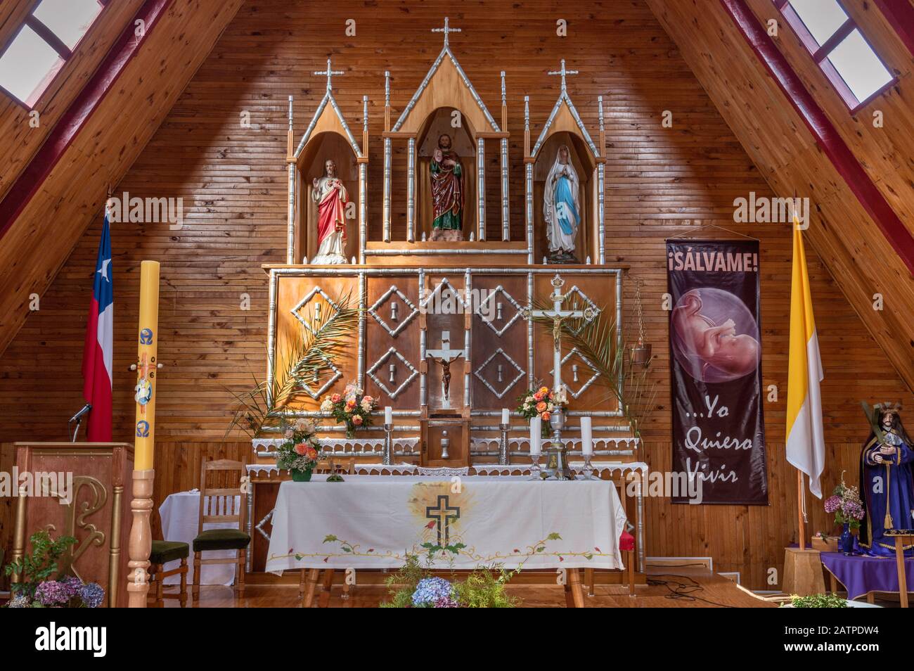 Hauptaltar in Iglesia Santo Judas Tadeo, Holzkirche in der Stadt Curaco de Velez auf der Isla Quinchao, Chiloe-Archipel, Patagonien, Chile Stockfoto