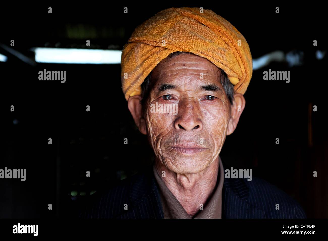 Altes Menschenporträt in einem ländlichen Dorf in der Nähe von Bagan, Myanmar. Stockfoto