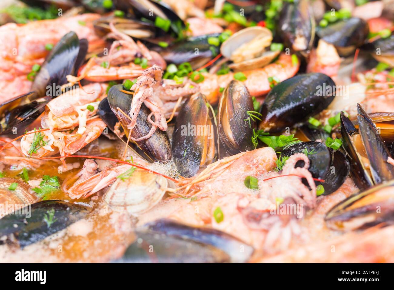 Essen und Essen auf der Straße spanische Paella in der Nähe mit Garnelen und Muscheln Essen und Essen auf der Straße spanische Paella in der Nähe mit Garnelen und Muscheln