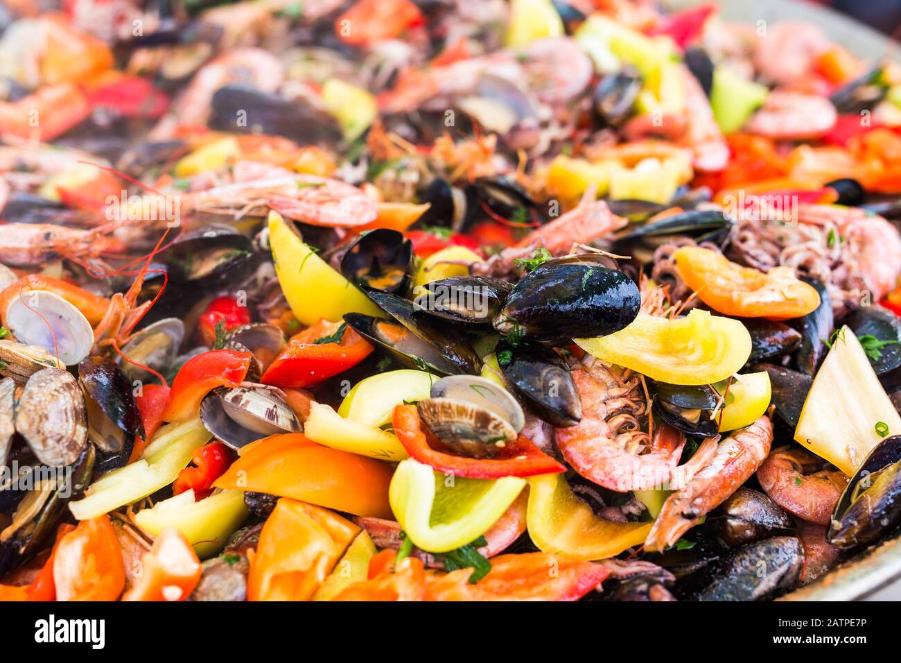 Essen und Essen auf der Straße spanische Paella in der Nähe mit Garnelen und Muscheln Essen und Essen auf der Straße spanische Paella in der Nähe mit Garnelen und Muscheln