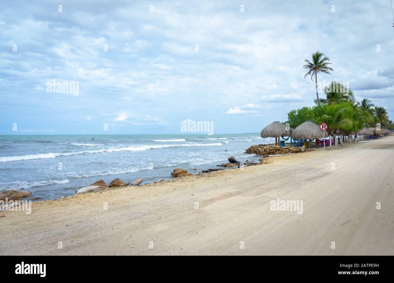 Cabañas a la orilla del mar en playa colombiana Stockfoto