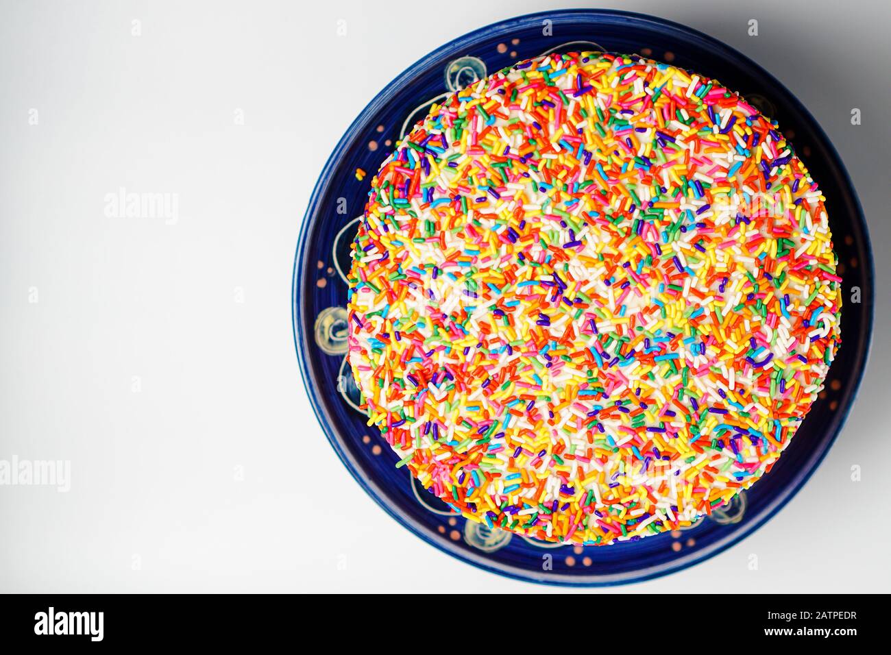 Kuchen mit Regenbogenstreuen Stockfoto
