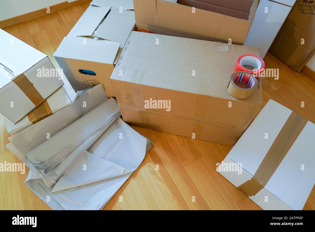 Nahansicht von beweglichen Kästen und Materialien auf Holzparkett Stockfoto