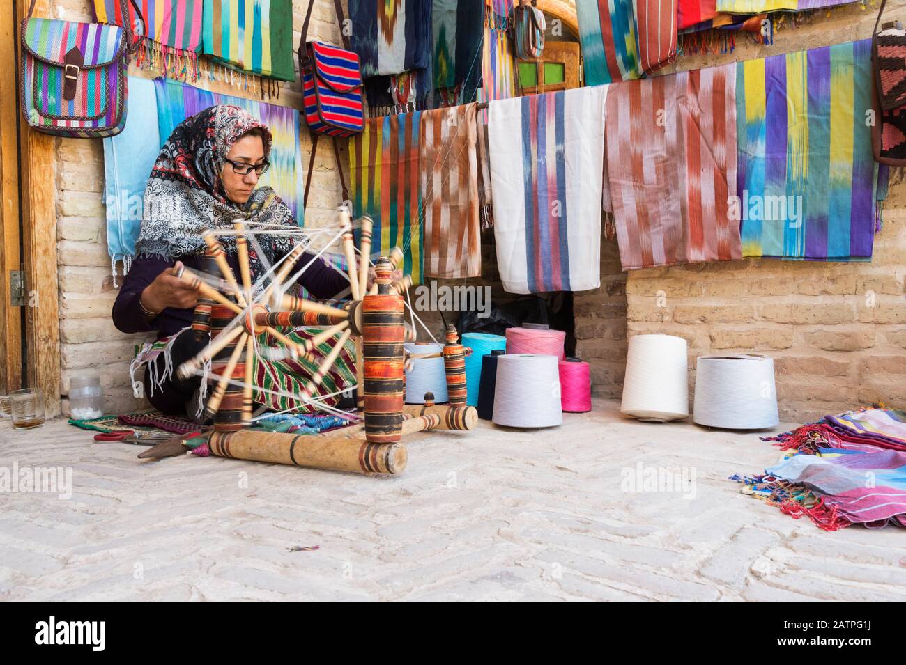 Iranerin webt einen Teppich, Meybod Caravanserai, Provinz Yazd, Iran, Asien Stockfoto