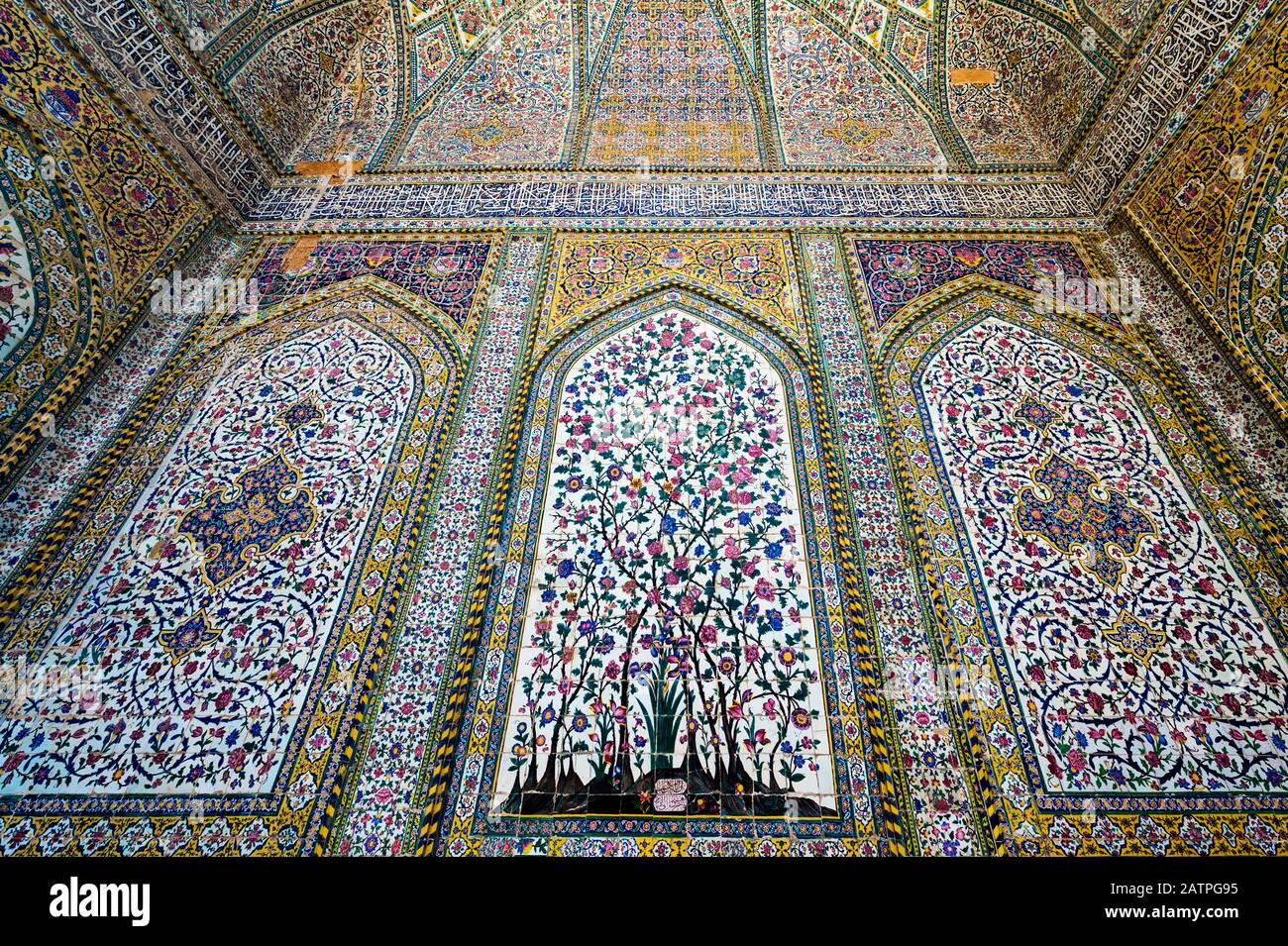 Wände und Decken mit bunten Faience-Fliesen, Vakil-Moschee, Shiraz, Fars Provinz, Iran Stockfoto