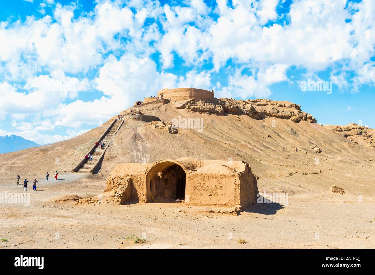 Ruinen von rituellen Gebäuden vor dem zoroastrianischen Turm von Dakhmeh, Yazd, Iran Stockfoto