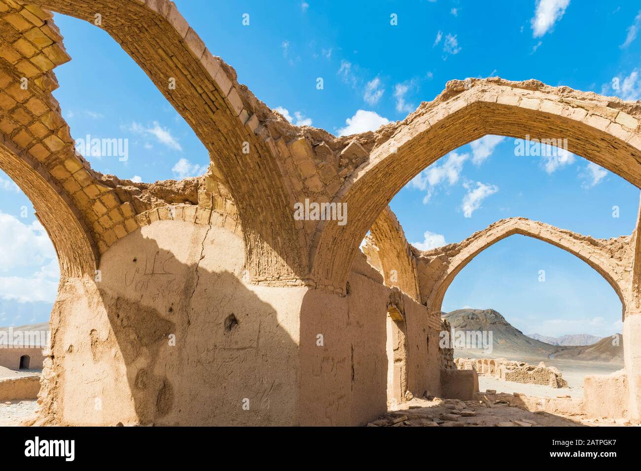 Ruinen von rituellen Gebäuden in der Nähe von Dakhmeh Zoroastrian Tower of Silence, Yazd, Iran Stockfoto