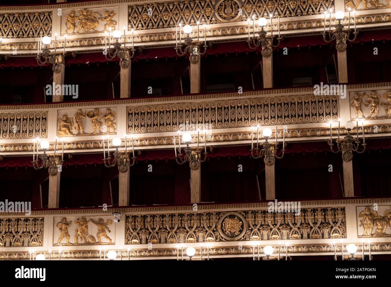 Neapel, ITALIEN - 1. FEBRUAR 2020 - Saint Charles Royal Theatre in Neapel Interior. Eines der größten Theater Italiens Stockfoto