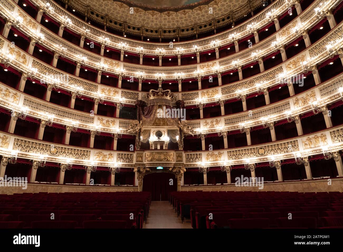 Neapel, ITALIEN - 1. FEBRUAR 2020 - Saint Charles Royal Theatre in Neapel Interior. Eines der größten Theater Italiens Stockfoto