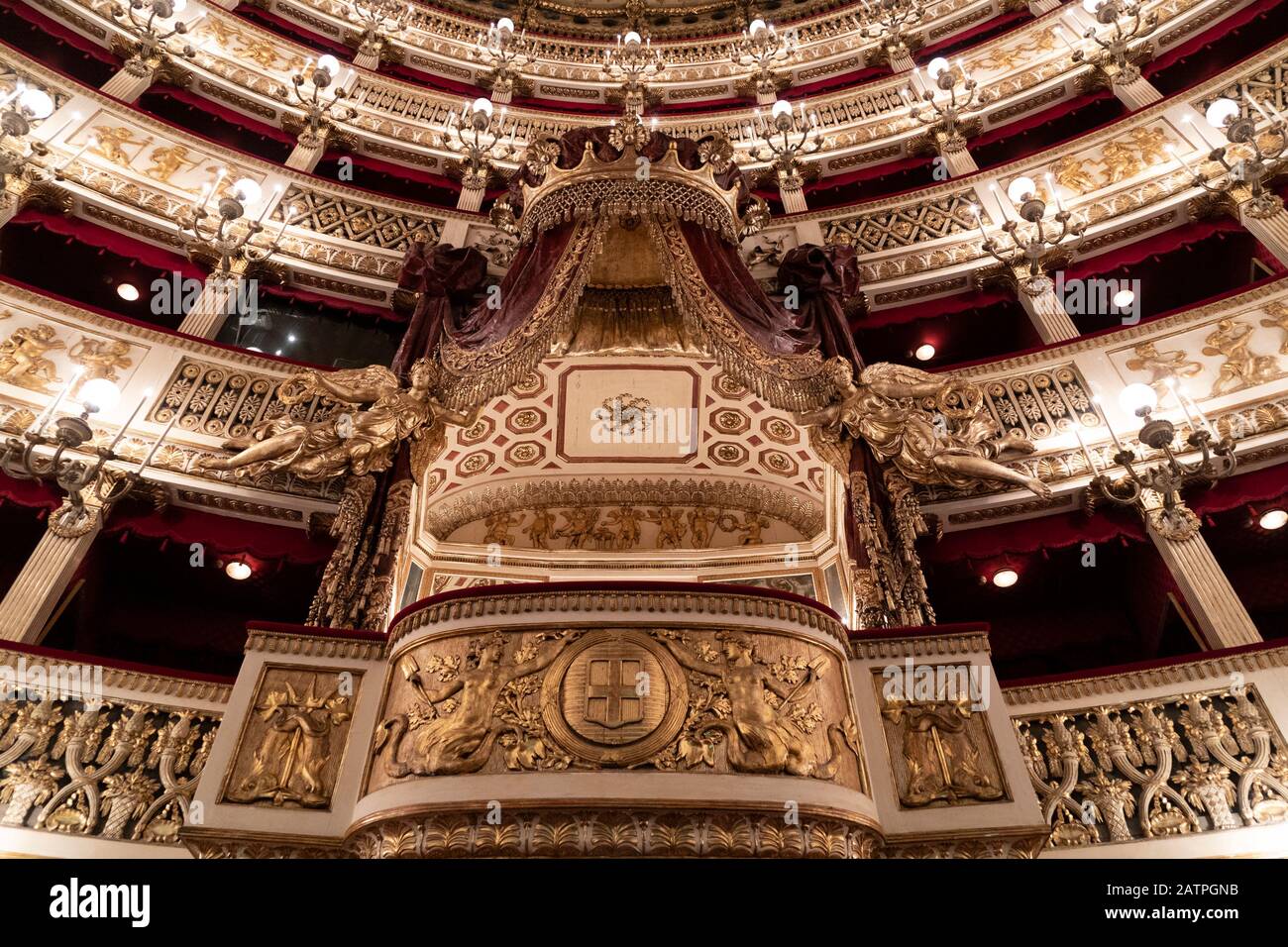 Neapel, ITALIEN - 1. FEBRUAR 2020 - Saint Charles Royal Theatre in Neapel Interior. Eines der größten Theater Italiens Stockfoto