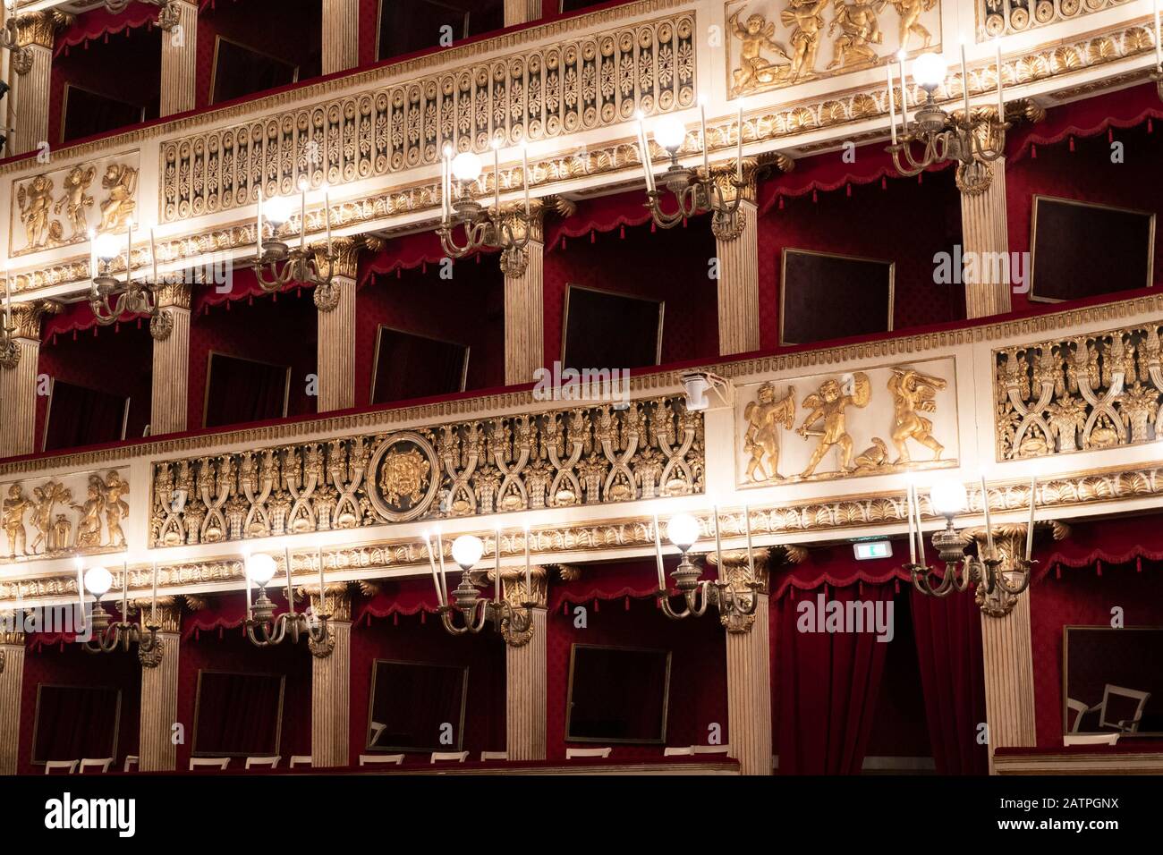 Neapel, ITALIEN - 1. FEBRUAR 2020 - Saint Charles Royal Theatre in Neapel Interior. Eines der größten Theater Italiens Stockfoto