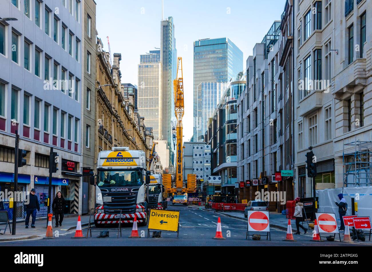 Die Straße "London Wall" ist gesperrt, während ein Kran bei Bauarbeiten eingesetzt wird. Stockfoto