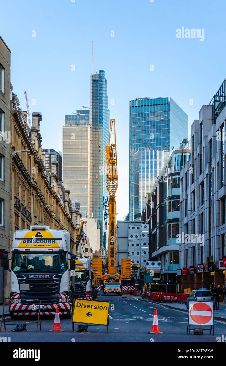 Die Straße "London Wall" ist gesperrt, während ein Kran bei Bauarbeiten eingesetzt wird. Stockfoto