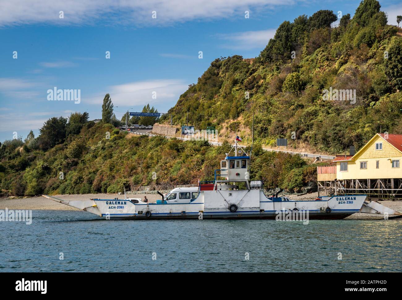 Caleman-Autofähre, die die Stadt Dalcahue mit der Isla Quinchao, dem Chiloe-Archipel, der Region Los Lagos, Patagonien, Chile verbindet Stockfoto