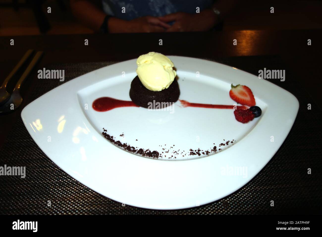 Schokoladenfondant und Vanilla Eiscreme Dessert im italienischen Restaurant Siena, Azul Beach Resort Hotel. Puerto Morelos. Riviera Maya, Cancun, Mexiko. Stockfoto