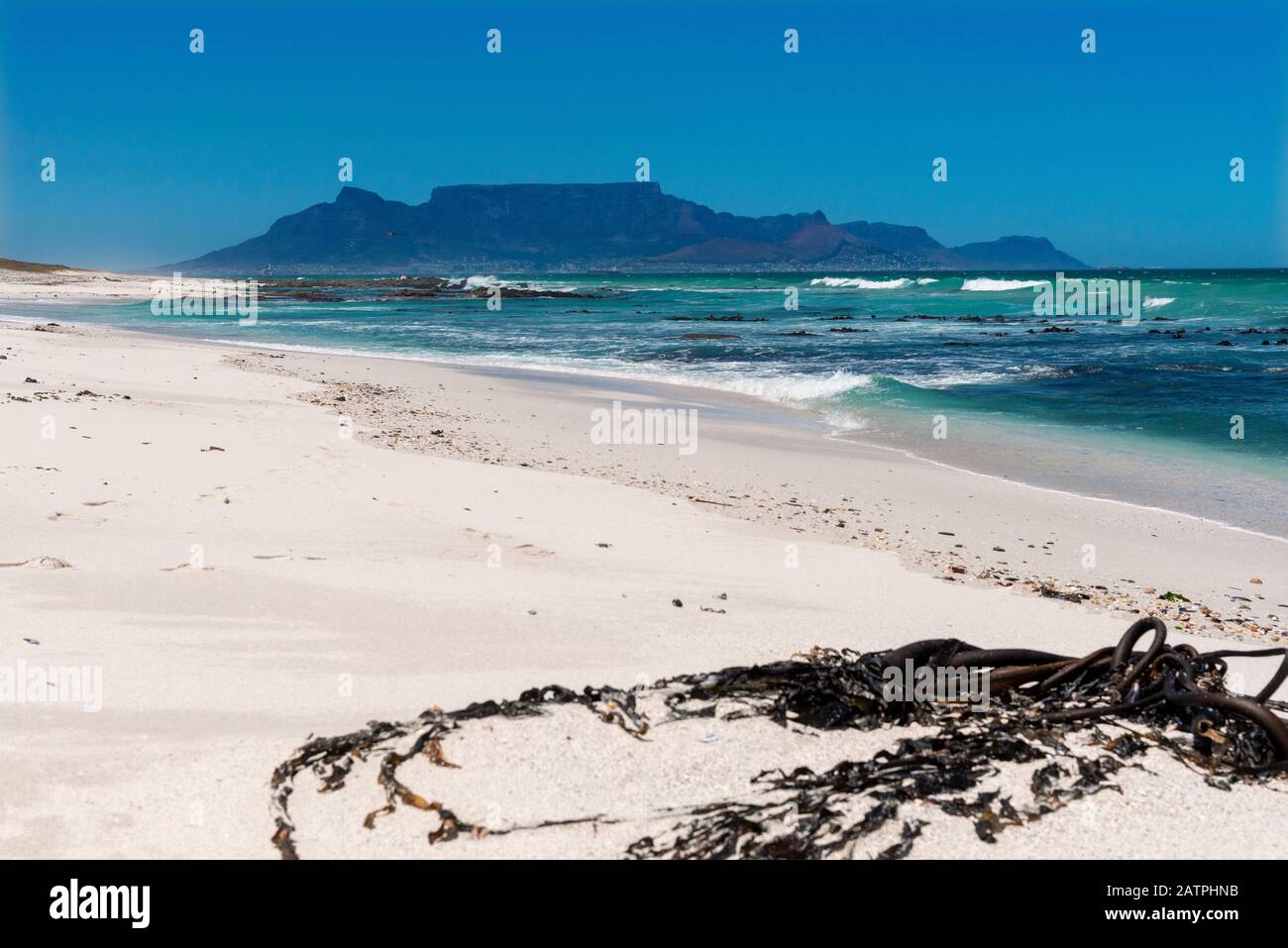 Tafelberg und Tafelbucht vom Strand Bloubergstrand, Kapstadt, Südafrika Stockfoto