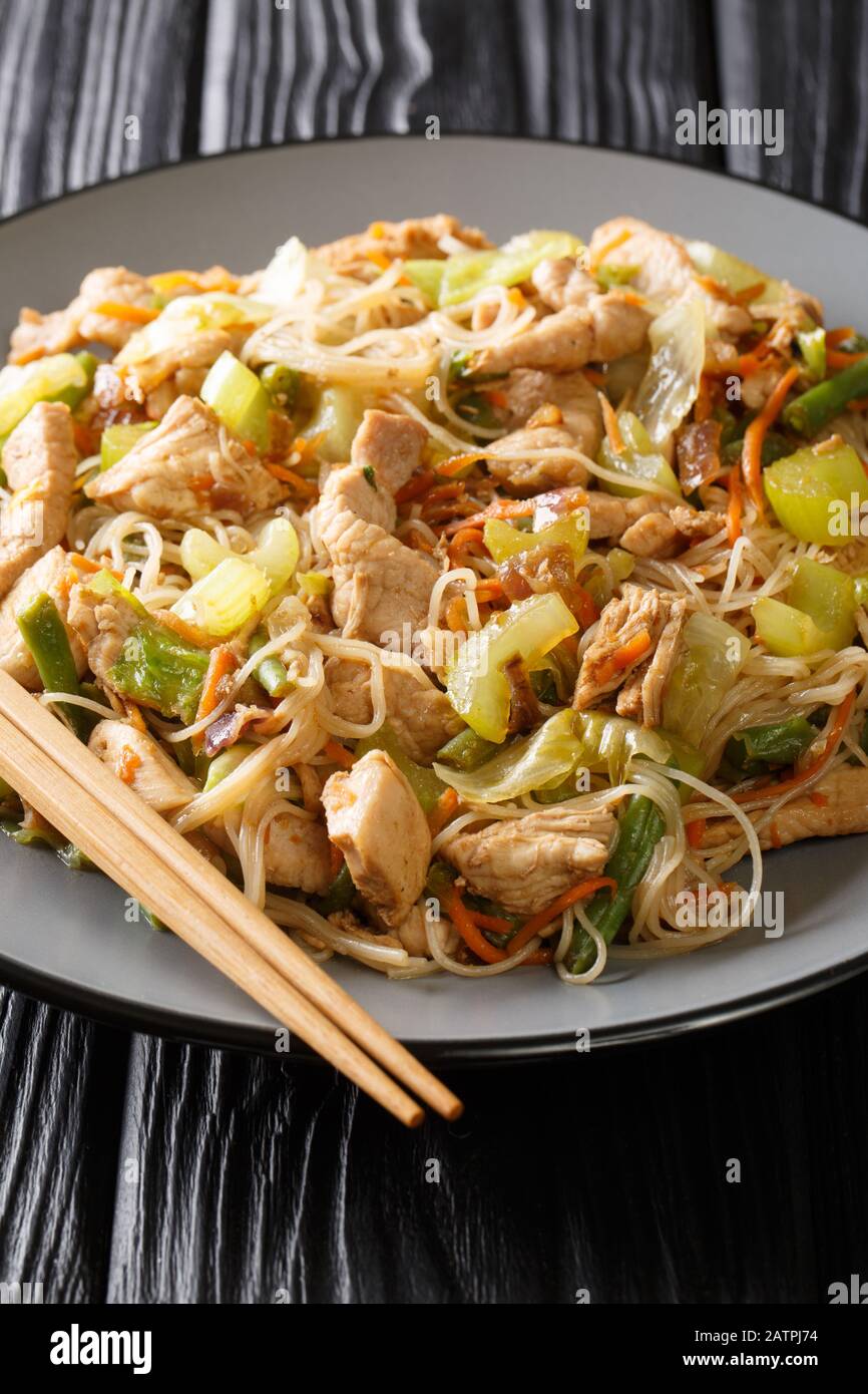 Köstliche philippinische Speisen Pancit Bihon Reisnudeln mit Gemüse und ...