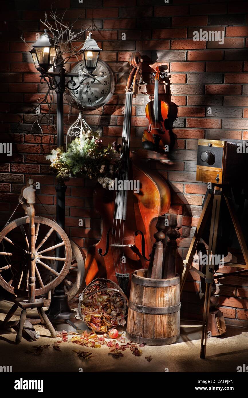Stillleben mit altem Kontrabass, Geige und historischer Fotokamera im Landhausstil, Russland Stockfoto