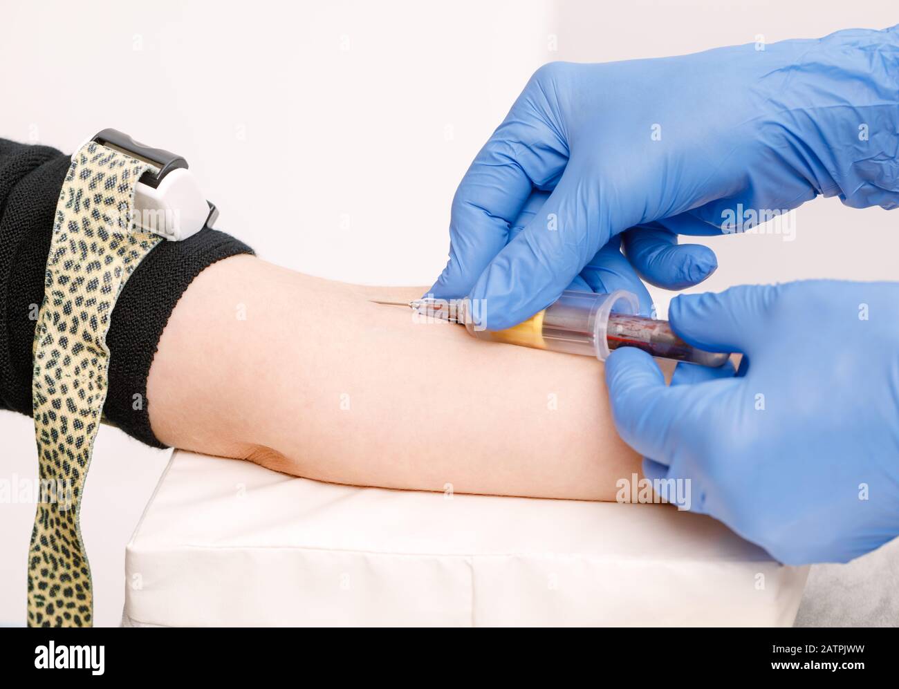 Nahaufnahme der Arzt oder die Krankenschwester durch Entnahme einer Blutprobe aus der Armvene Nahaufnahme der Arzt oder die Krankenschwester durch Entnahme einer Blutprobe aus der Armvene