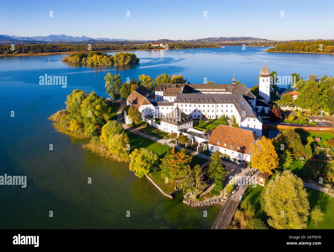 Kloster Frauenwoerth auf der Fraueninsel, Frauenchiemsee, hinter