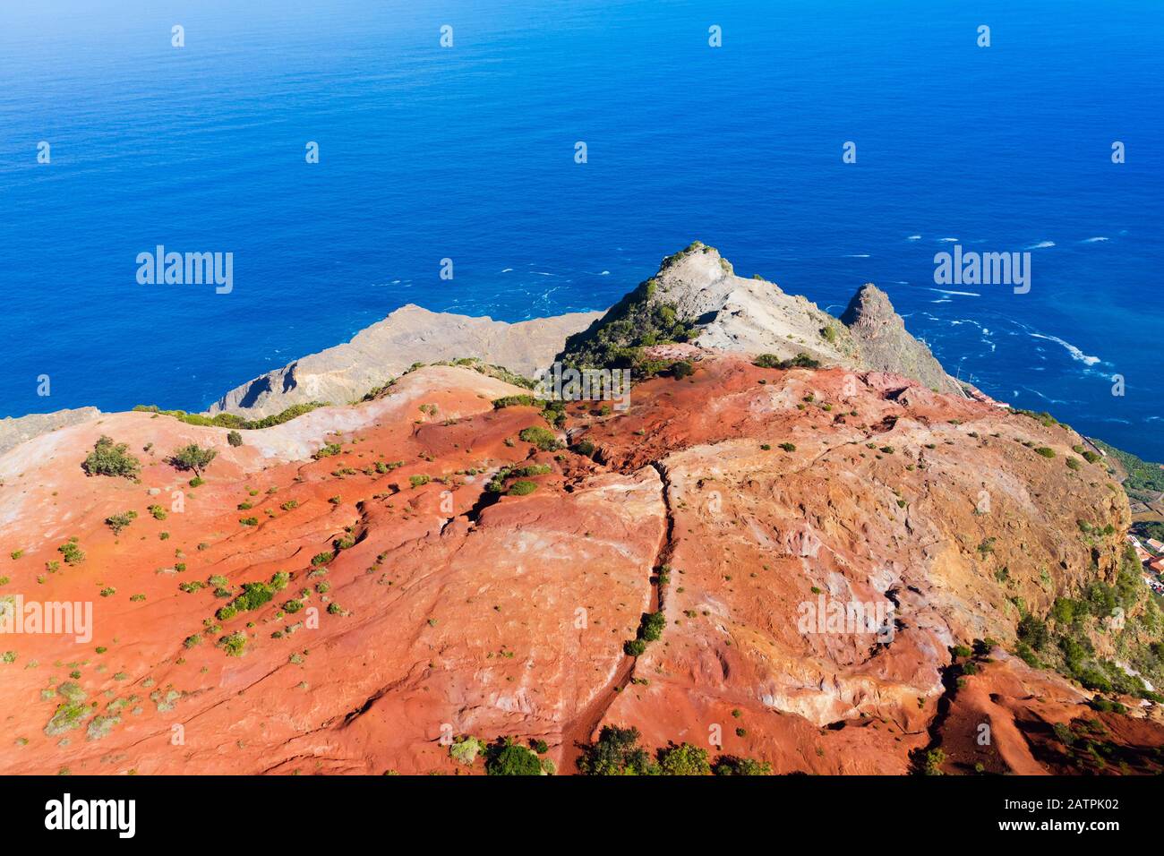 Erodierter Berghang mit roter Erde an der Küste, in der Nähe von Agulo, Drohnenaufnahme, La Gomera, Kanarische Inseln, Spanien Stockfoto