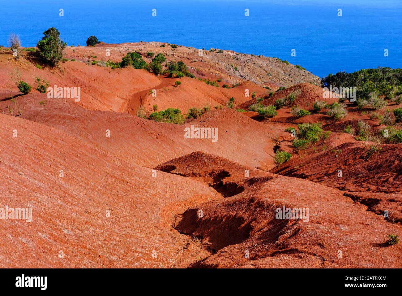 Erodierter Berghang mit roter Erde, in der Nähe von Agulo, La Gomera, Kanarische Inseln, Spanien Stockfoto