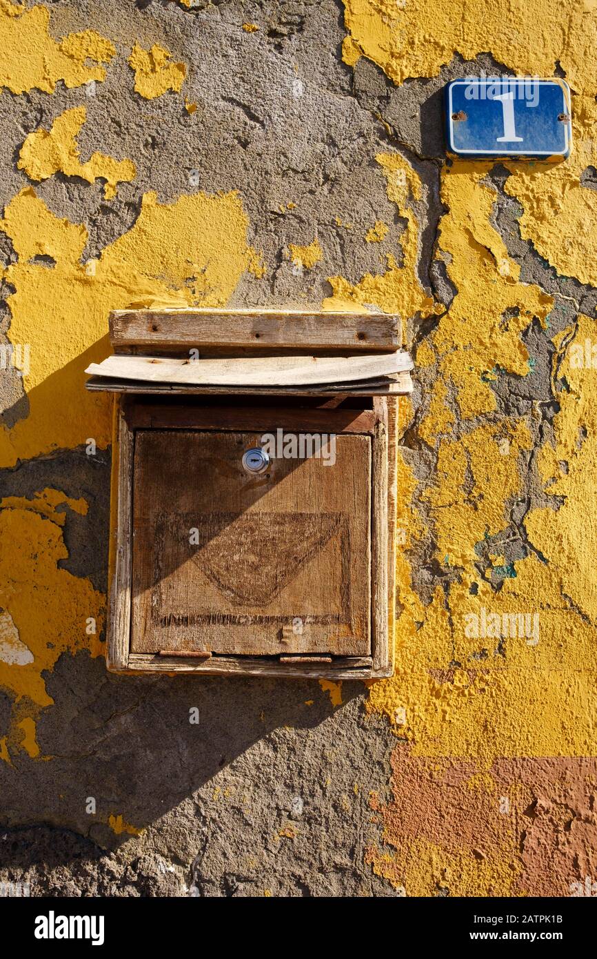 Holzpostfach mit Hausnummer eins an der Hauswand mit Abblätterfarbe, Vueltas, Valle Gran Rey, La Gomera, Kanarische Inseln, Spanien Stockfoto