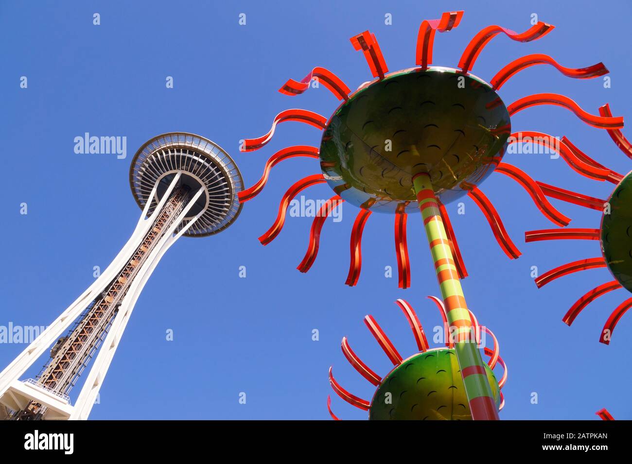 Der Aussichtsturm Space Needle und ein Fragment des Glasgartens. Seattle, Vereinigte Staaten. Stockfoto