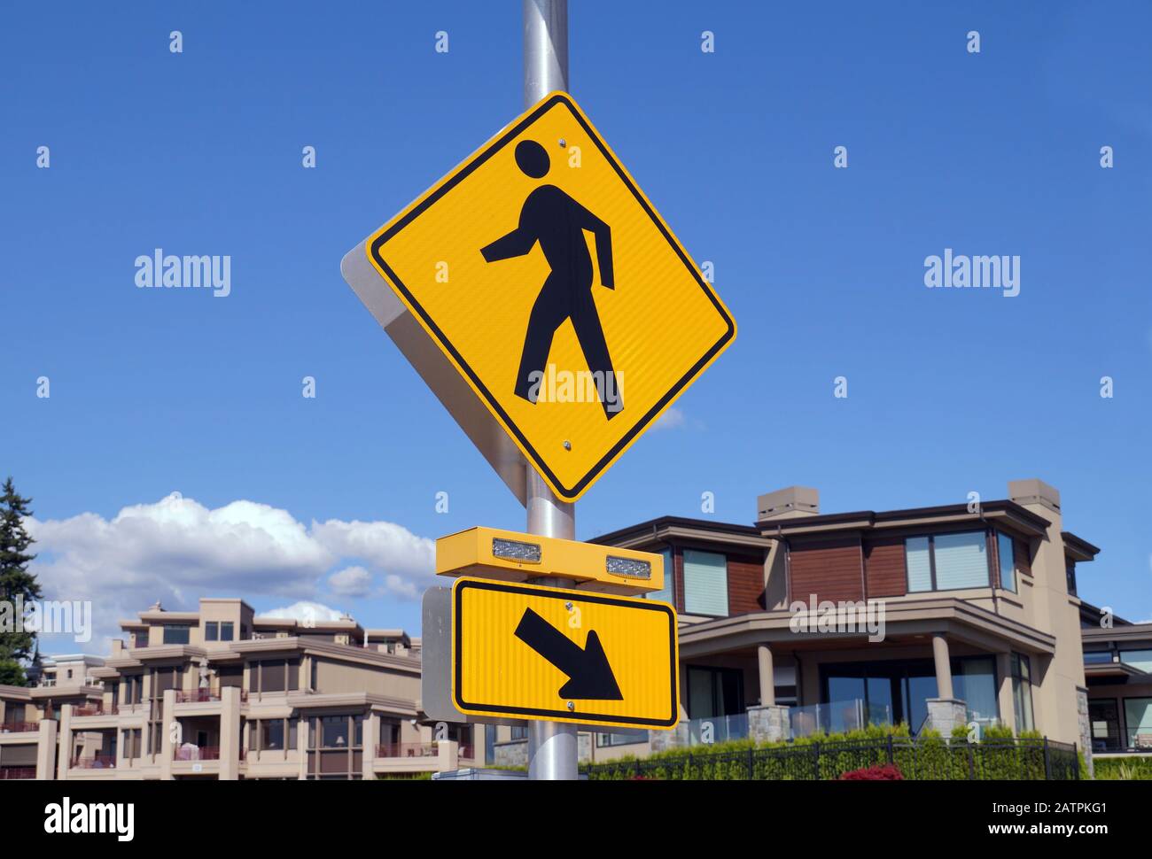 Fußgängerübergang. Kennzeichnung in Form einer Ampel und eines Straßenschildes. Stockfoto