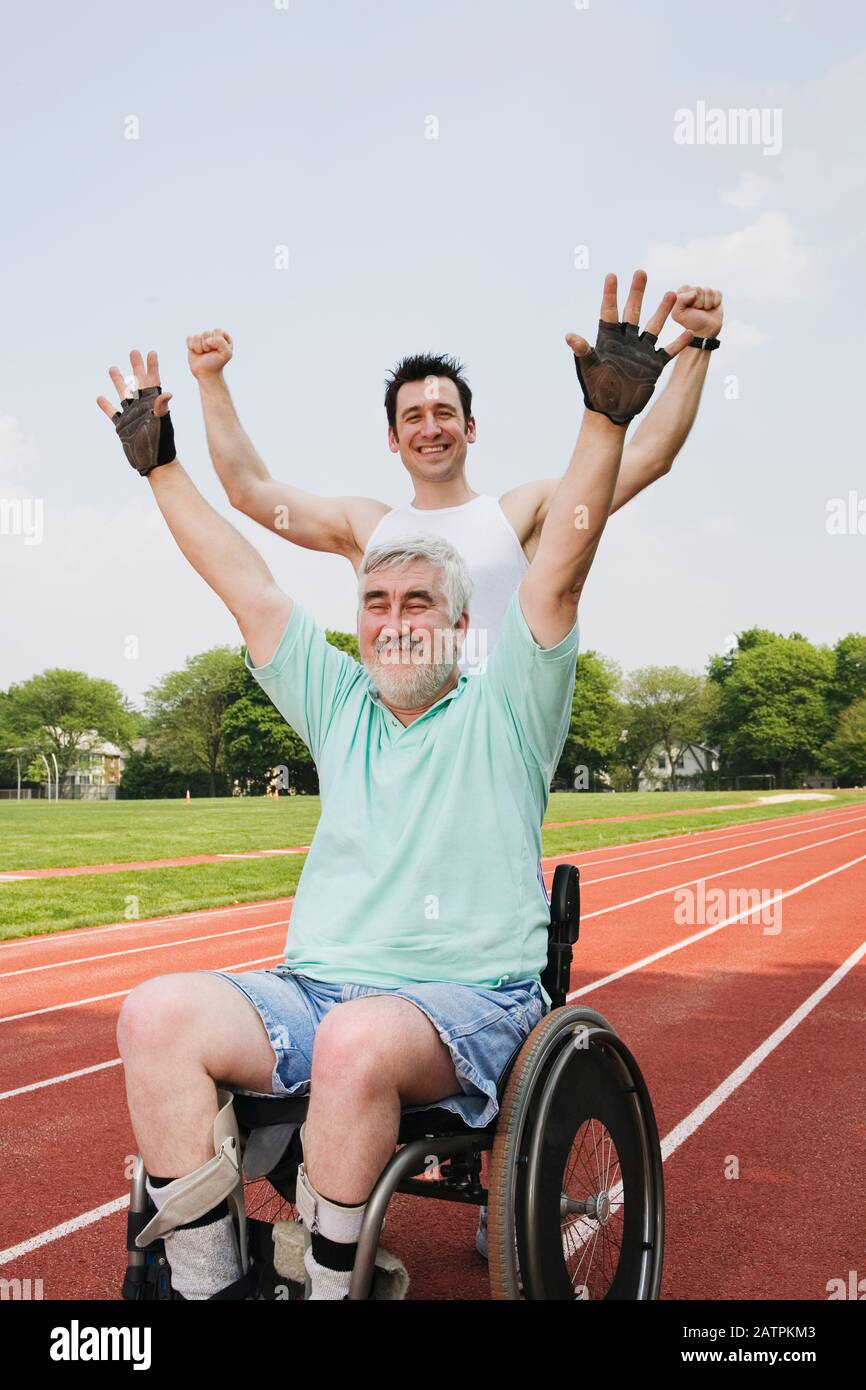 Porträt von behinderten älteren Mann und ein junger Mann lächelnd. Stockfoto