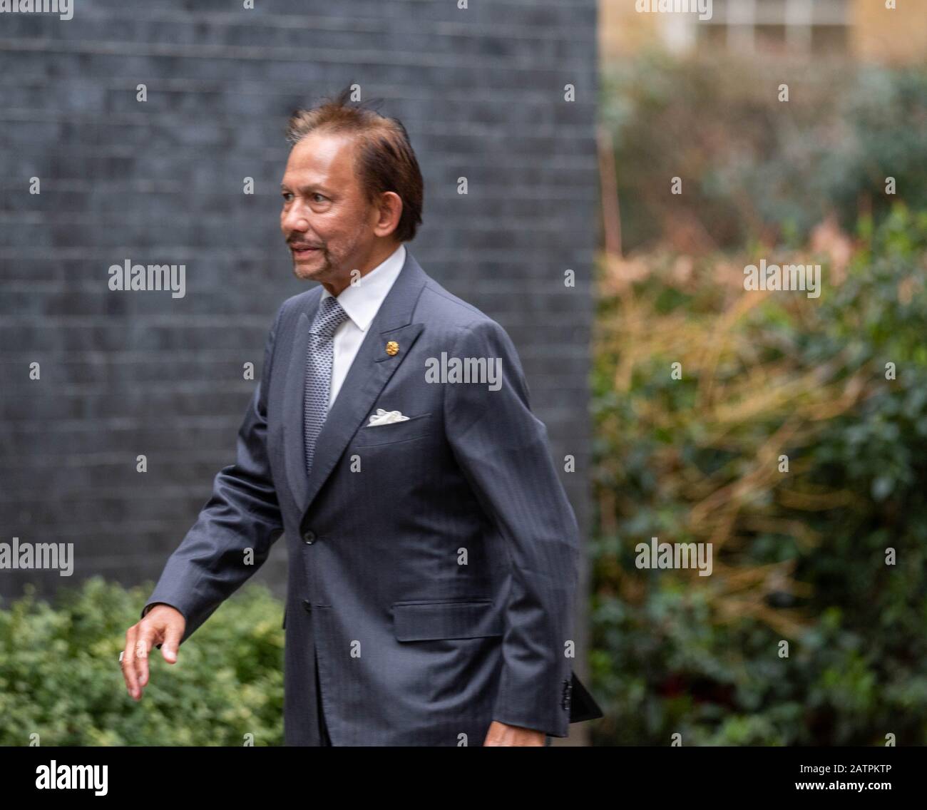 London, Großbritannien. Februar 2020. Hassanal Bolkiah, Sultan und Yang di-Pertuan von Brunei treffen sich mit Boris Johnson, Abgeordneter, PC-Premierminister an der 10 Downing Street, London UK Credit: Ian Davidson/Alamy Live News Stockfoto