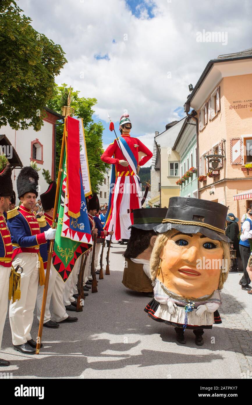 Samson Parade, Samson und Zwerg, Riesenfiguren, Pageant, Traditionelle Kultur, Zoll, Mauterndorf, Lungau, Land Salzburg, Österreich Stockfoto