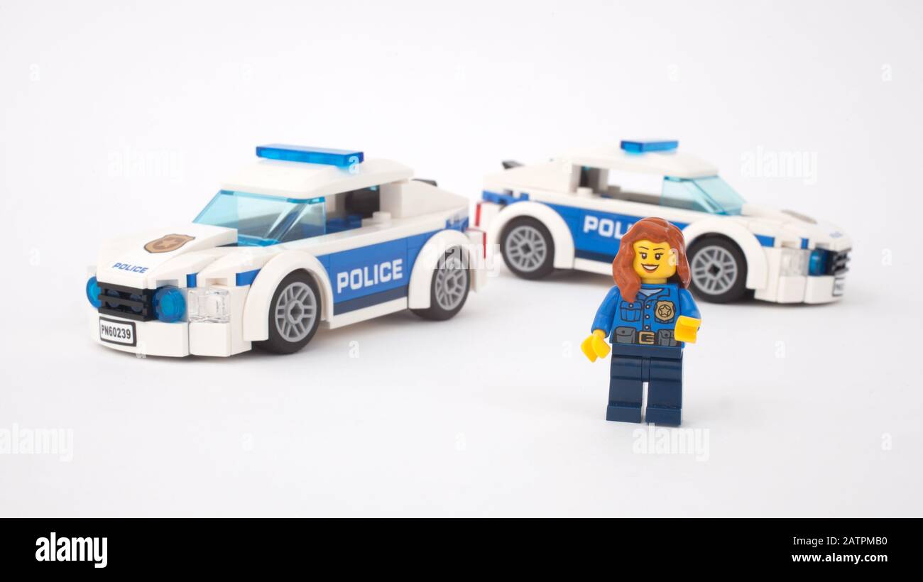 Eine Polizistin von Lego mit Polizeiwagen Stockfoto